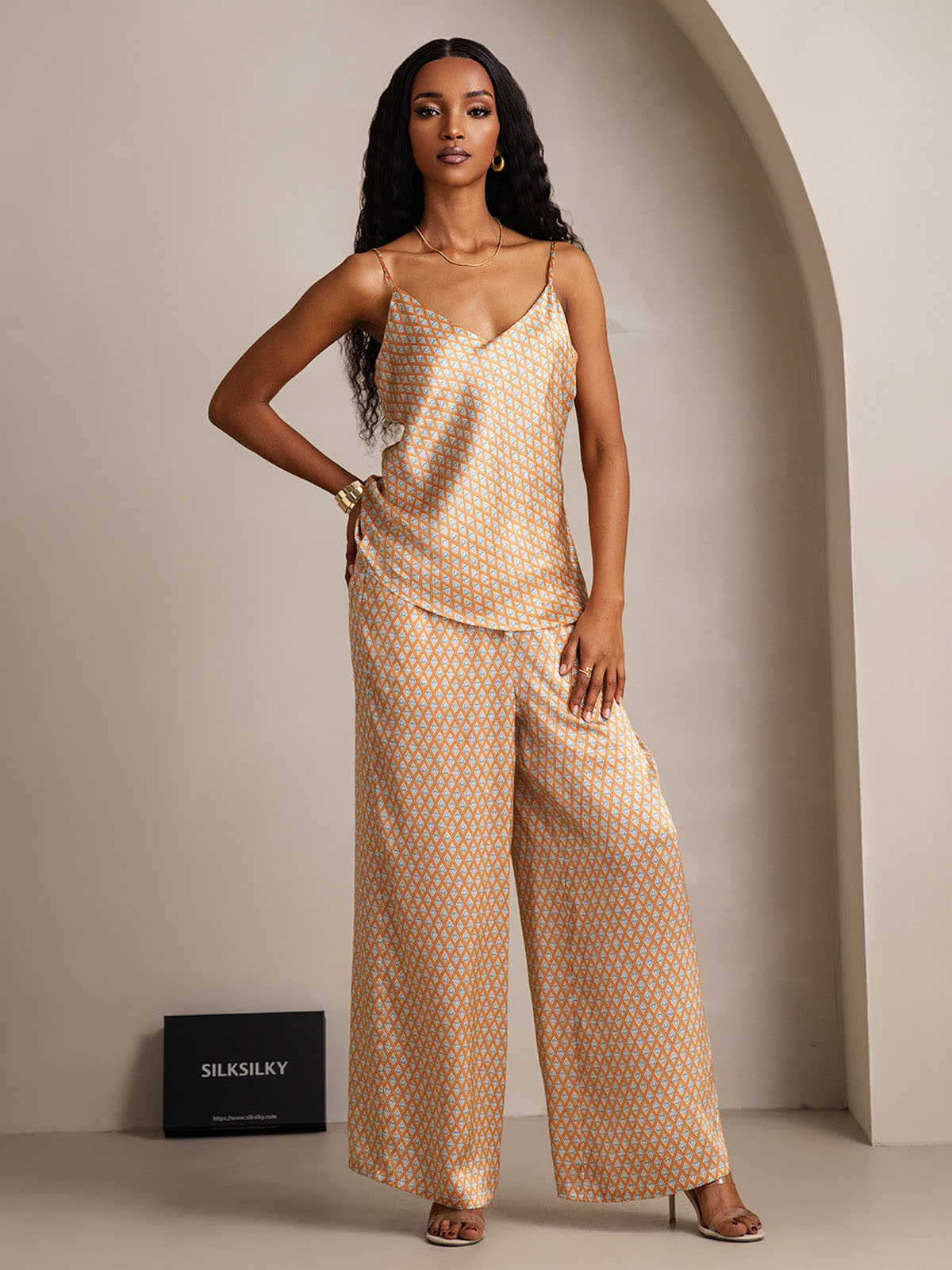 Set da pigiama in pura seta con top cami e pantaloni a gamba ampia